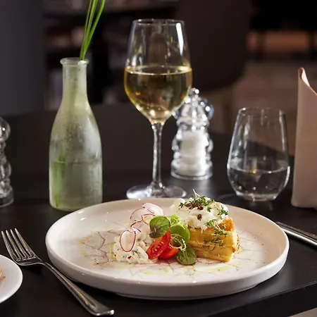 Готель Doubletree By Hilton Schweizerhof 4*