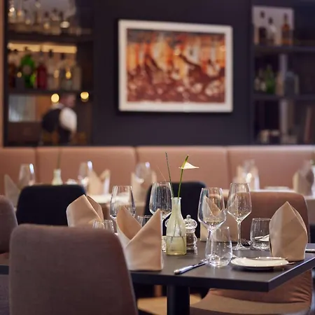 Doubletree By Hilton Schweizerhof מלון הנובר