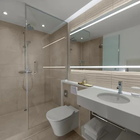 מלון Doubletree By Hilton Schweizerhof 4*